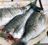 Итак, для начала очистите рыбу, распотрошите, если есть икра, то оставьте ее. Остальные внутренности выбросить. Теперь шинкуем рыбу! Сделайте разрезы, как показано на фото, не разрезая при этом позвоночник. Надрезы нужно сделать с двух сторон.