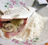 Тонко нарежьте лук на полукольца и начините им брюшко рыбы, вложите в брюшко один лавровый листочек. Обваляйте рыбу в муке (можно также еще немного посолить по вкусу) и пожарьте с двух сторон на подсолнечном масле.