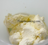 Для начала подготовим некоторые продукты: картошку очистите от кожуры и нарежьте на крупные кусочки, крупно нарежьте лук. Приступим к приготовлению.
Картошку, лук, яйцо, муку и соль по вкусу сложите в чашу блендера и тщательно измельчите до однородности. Если у вас нет блендера, то лук и картошку нужно натереть на терке, а потом уже смешать с остальными ингредиентами.
Приготовьте начинку, смешав до однородности творог, яйцо и соль по вкусу. Хорошенько протрите все через сито.