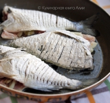 Получается восхитительная жареная рыба, а главное- без костей! Ксоти прожариваются на масле, и когда вы кушаете такую рыбу, то просто съедаете их, даже не замечая.
Ссылка на источник рецепта: kulinariya123.blogspot.ru/2013/12/636-odin-malenkij-sekret-zharki-ryby.html