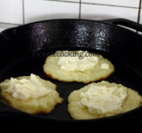 В сковородке хорошо разогрейте подсолнечное масло, затем выложите ложкой небольшое количество картофельной смеси, формируя оладьи, разровняйте, чтобы оладьи были тонкими, а сверху выложите по ложке творожной массы и очень осторожно разровняйте, насколько это возможно. Сверху выложите еще немножко картофельной массы так, чтобы закрыть начинку.