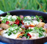 Готовое блюдо посыпьте петрушкой и сразу подавайте к столу. Приятного аппетита!
Ссылка на источник рецепта: www.picantecooking.com/recipe/farshirovannyi-sladkii-perets-s-kartofelem