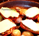 Поставьте блюдо в духовку и запекайте минут 15, к этому времени перец немного размякнет, а овощи подрумянятся. На каждый кусочек перца выложите по пластинке сыра и запекайте еще минут 5-6, пока сыр не превратится в румяню корочку.