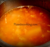 Для начала подготовим некоторые продукты: измельчите лук, морковку нарежьте на кубики, мелко нарежьте зелень. Чеснок пропустите через пресс или нарежьте на мелкие кубички.
Вскипятите бульон. Разберите капусту на соцветия. На сковородке разогрейте масло и обжарьте лук до мягкости. Добавьте чеснок, перемешайте и томите еще минуту на среднем огне. Когда бульон закипит, добавьте в него морковку и зажарку из лука.