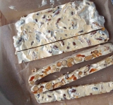 Готовую нугу нарежьте на длинные полосочки острым ножом.