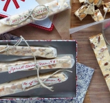 Полоски нуги оберните в бумагу и храните в холодильнике или сухом прохладном месте. Приятного вам чаепития!