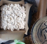 Аккуратно переложите массу в форму, а сверху тоже накройте бумагой для выпечки. Оставьте нугу застывать в сухом месте на пару часов, а лучше на ночь.