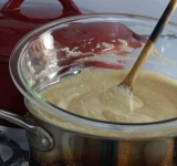 Для начала возьмите глубокий противень и выстелите его вощеной или пекарской бумагой. Мед растопите на водяной бане, а пока он будет на огне, тщательно взбейте белки при помощи миксера, пока не образуются устойчивые пики. Введите белки в растопленный мед и тщательно перемешайте все деревянной ложкой, пока не получится однородная масса.
Оставьте смесь на огне и подержите минут 45, периодически помешивая, пока смесь не загустеет и не поменяет цвет на более светлый.