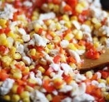 К обжаренному куриному филе выложите перец с луком, добавьте процеженную от жидкости кукурузу. Перемешайте, посолите и поперчите по вкусу. Добавьте тмин, снова перемешайте и подержите на огне еще минут 5-7.	