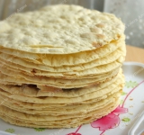 Продолжим готовить крем. В остывший заварной крем добавьте баночку холодной вареной сгущенки и хорошенько перемешайте.  
 
Взбейте сливки с сахарной пудрой. Постепенно вводя взбитые сливки в крем, продолжайте перемешивать.	