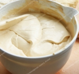 Остывшие коржи смажьте кремом, получается примерно 3 ложки крема на корж. Соберите торт. Остатки крема вылейте на верхушку.	