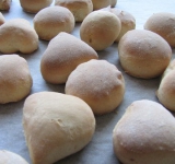 Поставьте пряники в духовку минут на 20. Пряники увеличатся в размерах и зарумянятся. Тем временем приготовим глазурь.
Тщательно взбейте сахарную пудру с белком. Если у вас есть дома мятные капли, то можно добавить немного, тогда получатся мятные пряники.