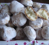 И последний штрих! 2-3 столовые ложки глазури отложите в широкую большую чашку, подкидывайте туда несколько пряников и ложкой хорошо перемешайте. Затем выложите пряники на лист бумаги и дайте им подсохнуть, на это уйдёт минут 10.
Приятного вам чаепития!