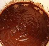 Для начала разогрейте духовку. На водяной бане растопите сливочное масло и шоколад, пока не получите однородную смесь.
Муку и какао соедините и хорошенько перемешайте.
Взбейте 2 яйца с 2мя ложками сахара до светлой массы. К яичной смеси добавьте шоколадную массу и муку с какао, тщательно перемешайте. Это тесто для нижнего слоя.