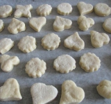 Для начала тщательно разотрите желток с сахаром и ванильным сахаром, а потом добавьте творог, масло, молоко и разрыхлитель и тщательно взбейте все при помощи миксера. В самом конце приготовления теста добавляем муку и специи, которые вам больше нравятся. Замесите тесто руками. Тесто будет упругое, но не жесткое. Укройте его пленкой и уберите в холодильник минут на 30.
Разогрейте духовку. Выстелите противень бумагой для выпечки и раскатайте тесто в пласт примерно 1 см толщиной. При помощи формочек вырежьте пряники и выложите их на противень, оставляя расстояние между пряниками.