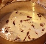 Форму для выпечки смажьте маслом, выложите в нее шоколадное тесто, а потом залейте творожной массой.