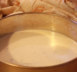 Нарежьте банан на кружочки, добавьте яйцо и ложку сахара. Измельчите и перемешайте смесь так, чтобы не было комочков.