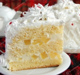 Разрежьте бисквит на 3 коржа. Пропитайте их кремом и сиропом от ананасов. Соберите торт и украсьте его кремом и ананасами. Приятного чаепития! 
 
Ссылка на источник рецепта:  kulinariya123.blogspot.ru/2014/02/652-tort-ananasovyj.html 	