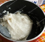 Приготовим крем. В миску вылейте половину молока, добавьте крахмал и муку, хорошенько перемешайте при помощи венчика так, чтобы не было комочков. Тем временем нагрейте оставшееся молоко, дайте ему закипеть. Влейте в кипящее молоко мучную смесь и хорошо перемешайте. Продолжайте варить до тех пор, пока крем не загустеет. Снимите с огня и остудите до комнатной температуры, иногда помешивая. Крем остынет и станет еще гуще.
Выложите сливочное масло в миску и взбейте его при помощи миксера до пышного состояния. Добавьте сахарную пудру и еще раз взбейте. Добавьте в смесь остывший крем и снова взбейте до однородности. Добавьте кокосовую стружку и перемешайте.
Взбейте сливки до мягких пиков и вмешайте их в крем. Тщательно перемешайте до однородности. Крем готов! Попробуйте, можно добавить еще сахарной пудры.