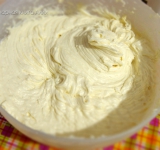 Когда крем остынет, взбейте его миксером. В отдельной посуде миксером взбейте масло, потом добавьте к нему сахарную пудру и ванилин. Снова хорошенько взбейте миксером. Смешайте молочную смесь с масляной. Еще раз тщательно взбейте миксером.	