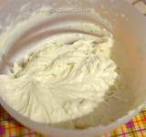 Теперь готовим крем. 300 грамм молока поставьте на огонь и дайте закипеть. Оставшуюся половину молока вылейте в миску и добавьте муку. Тщательно перемешайте венчиком так, чтобы не было комочков. Влейте холодную молочную смесь в кипящее молоко. Постоянно помешивая, готовьте, пока смесь не закипит, а потом поварите еще минут 3-5, пока крем не загустеет. Добавьте белый шоколад и варите, помешивая, пока шоколад не растает. Оставьте крем остужаться при комнатной температуре. Иногда помешивайте, чтобы не было корочки. Крем станет еще гуще.	