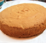 Сначала готовим бисквит. Отделите белки от желтков. В желтки добавьте 3 ложки сахара и уберите в сторону. В белки добавьте остальной сахар и взбейте до крепких пиков, а затем миксером перемешайте желтки и сахар, пока не получится светлая и пышная смесь. Добавьте желтки в белки и перемешайте. Разогрейте духовку. Форму ( у меня 24 см) выстелите бумагой для выпечки и аккуратно перелейте в нее тесто. Разровняйте и поставьте в духовку. Проверяйте готовность спичкой, если при проколе бисквита она сухая, то бисквит готов. Остудите бисквит в форме. а затем аккуратно достаньте.	