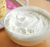 Теперь готовим крем. Для этого просто тщательно взбиваем миксером сахарную пудру и сливки.