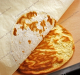 Запекайте 5 минут, до легкой румяности. Готовый корж снимите с бумаги и переложите на кухонное полотенце. Таким же образом приготовьте остальные коржи, пока не кончится все тесто.