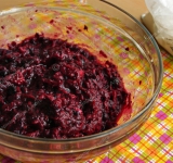 Готовим начинку. Очистите яблоки от кожуры и семян и натрите их на терке. Выложите все ягоды в миску, добавьте яблоки, отжатые от жидкости и хорошенько все перемешайте до однородной массы. Добавьте крахмал (если у вас начинка получилась густая, то ложку крахмала без горки, а если жидковатая, то с горкой) и перемешайте. Добавьте сахар (количество зависит от кислоты ягод). Перемешайте. Начинка готова.