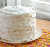 Собираем торт: каждый корж промазываем толстым слоем сливок, а затем остатками обмазываем верхушку и бока торта. Можно украсить его шоколадом.