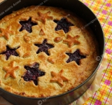 Запекайте 45-50 минут, до зарумянивания. Приятного чаепития!
Ссылка на источник рецепта: kulinariya123.blogspot.ru/2014/02/650-idealnyj-jagodnyj-pirog.html