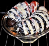 Поставьте в духовку примерно на час, а потом сразу подавайте, хотя и холодным это потрясающее блюдо идет на "ура"! Приятного аппетита!	