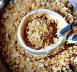 Теперь приступаем к приготовлению. Лук очистите и нарежьте на крупные кольца примерно см шириной. Противень выстелите пергаментом и смажьте маслом. Поставьте противень в духовку минут на 8, чтобы он хорошо прогрелся и масло зашипело.
Пока греется противень, продолжаем работать с луком. Каждое колечко лука вываляйте в мучной смеси, затем окуните в тесто, дайте ему немного стечь и обваляйте кольцо в чипсах.