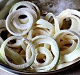 Для начала включите духовку разогреваться потому что процесс приготовления займет минимум времени. Возьмите большую миску и тщательно смешайте в ней столовую ложку с горкой муки, 1/2 чайной ложки соли и два вида перца. В отдельной миске хорошенько перемешайте йогурт, яйца и 2 столовых ложки муки. Мешайте, пока масса не станет однородным тестом.
Раздробите чипсы в крошку.