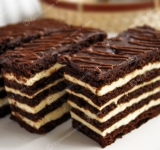 Тщательно взбейте масло, а затем понемногу введите его в крем, не переставая постоянно взбивать. Смажьте 4 коржа кремом и соберите торт, а на пятый можно налить шоколадную глазурь. Приятного чаепития!
Ссылка на источник рецепта: kulinariya123.blogspot.ru/2014/02/647-tort-spartak.html