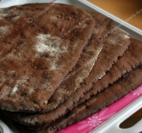 Разделите затвердевшее тесто на 5 равных частей и раскатайте их на равные прямоугольники, размером 20х25 см. Выпекайте коржи по 5 минут, пока они не подрумянятся. Можно подержать дольше, зависит от вашей духовки.