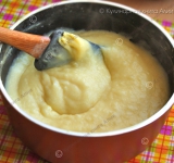 Сначала готовим крем. Все ингредиенты для крема (кроме масла) хорошенько смешайте в антипригарной посуде при помощи венчика. Поставьте на огонь и варите, постоянно помешивая, пока крем не загустеет. Затем снимите с огня и дайте остыть до комнатной температуры.