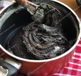 Теперь готовим тесто. Все ингредиенты для коржей, кроме муки и какао, смешайте в антипригарной посуде и поставьте на огонь. Иногда помешивая, варите смесь на маленьком огне минут 10-15, пока тесто не увеличится вдвое. Затем снимите с огня, добавьте 2 ложки какао и тщательно перемешайте. Затем добавьте муку, тщательно перемешайте тесто до однородности. Тесто получится слишком мягким. Дайте ему постоять минут 30, оно затвердеет. Разогрейте духовку.