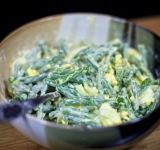 На сковородке разогрейте сливочное масло на среднем огне, затем выложите в сковородку фасоль и, помешивая, обжарьте ее минут 5.
Готовую фасоль выложите в салатник, а сверху пропустите чеснок через пресс. Очистите яйца и нарежьте их, добавьте к фасоли с чесноком. Добавьте соль по вкусу (я еще добавляю черный молотый перец). Заправьте майонезом, перемешайте и подавайте к столу. Приятного аппетита!