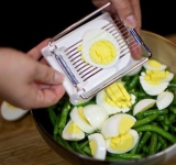 Для начала отварите яйца вкрутую, а затем поставьте их под холодную воду, чтобы они полностью остыли.
Зеленую фасоль очистите и нарежьте. Вскипятите подсоленную по вкусу воду, затем положите в нее фасоль и подержите минут 5-10. Время зависит от мягкости, которой вы хотите добиться. Затем откиньте фасоль на дуршлаг и ополосните холодной водой.