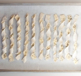 Тесто нарежьте на не очень широкие полоски, а потом каждую из них скрутите спиралькой. Выложите готовые спиральки на противень так, чтобы между ними было расстояние. Поставьте в духовку минут на 10-15, пока не появится золотистая корочка, а потом аккуратно переверните палочки на другую сторону и выпекайте еще минут 3-5, пока они не станут золотистыми.
Подавать их лучше всего теплыми, но и в холодном виде вкус обалденный! Приятного аппетита"