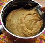 Сначала готовим крем. В антипригарной посуде хорошенько перемешайте до однородности все ингредиенты для крема, кроме сливочного масла. Поставьте смесь на маленький огонь и варите, постоянно помешивая, пока крем не загустеет. Остудите до комнатной температуры.
Теперь готовим крем. В антипригарной посуде смешайте все ингредиенты для теста, кроме муки. Поставьте на маленький огонь и варите, пока масса не увеличится примерно в два раза. Это займет минут 10-15. Снимите с огня и сразу засыпьте всю муку. Тщательно перемешайте. Не пугайтесь, что тесто слишком мягкое, оставьте его остыть минут на 20-30, оно загустеет.