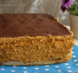 Чередуя повидло и крем, промажьте коржи, а сверху можно залить шоколадной глазурью (для этого просто можно растопить шоколадку на водяной бани).
Обрезки от коржей измельчите в крошку и обсыпьте ей края. Оставьте пропитаться на ночь, а утром разрежьте медовик на порционные пирожные. Приятного чаепития!
Ссылка на источник рецепта: kulinariya123.blogspot.ru/2014/02/643-medovoe-pirozhnoe-s-nachinkoj.html