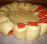 Полученный "валик" нарежьте на кусочки около 4 см шириной, а потом каждый кусочек поверните на 90 градусов так, чтобы рыба была наружу.