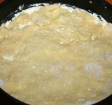 Разогрейте духовку. Форму смажьте маслом. Тесто достаньте из холодильника и разделите на две части. Одну часть теста выложите на дно формы и равномерно растяните ее руками так, чтобы застелить дно. Слой получится достаточно тоненький. Выложите начинку.
Следующий этап-самый трудный. Раскатайте или растяните руками оставшееся тесто на присыпанной мукой поверхности. Накройте тестом начинку.
Духовку предварительно разогреваем до 180-190 градусов и отправляем наш пирог на 30 минут.
Через 30 минут получаем такого ароматного красавца. Даем остыть прямо в форме — когда горячий он очень рассыпчатый.