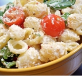 Пармезан натрите на терке, посыпьте им салат, снова перемешайте и подавайте к столу.
Приятного аппетита!