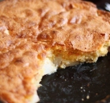 Выпекайте пудинг минут 25-30, он покроется румяной корочкой, а яблоки полностью пропекутся. Приятного аппетита!