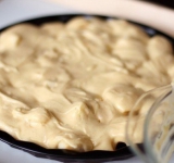 Форму для выпечки смажьте сливочным маслом, а сверху выложите яблоки ровным слоем. Залейте яблоки тестом так, чтобы оно равномерно покрыло яблоки. Тесто будет достаточно жидким.