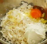 Теперь готовим начинку. Сыр натрите на терке и смешайте его с яйцом, пропущенным через пресс чесноком и сметаной так, чтобы получилась однородная смесь.