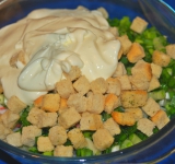 Если вы будете подавать салат сразу. то добавьте сухарики и сметану, хорошенько перемешайте, добавьте соль по вкусу, перемешайте и подавайте к столу. Если вы хотите, чтобы салат настоялся перед подачей, то сначала добавьте сметану, перемешайте и уберите в холодильник, а сухарики добавьте прямо перед подачей салата на стол, чтобы они не размякли.
Приятного аппетита!